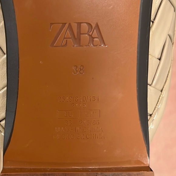 🔥Zara Tan Mules with Quilted Texture and Gold Hardware🔥 - Picture 4 of 4